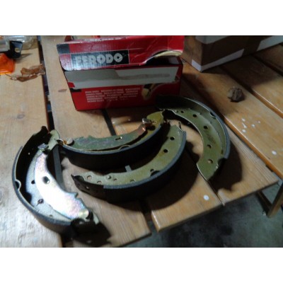 M10340 - KIT GANASCE FRENO CITROEN ZX RENAULT LAGUNA PEUGEOT 205 305 FSB519