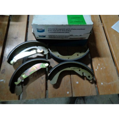 M10463 - KIT SERIE GANASCE FRENI 338490 OPEL KADETT VECTRA ASCONA