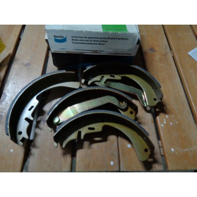 M10464 - KIT SERIE GANASCE FRENI 325549 OPEL REKORD MANTA