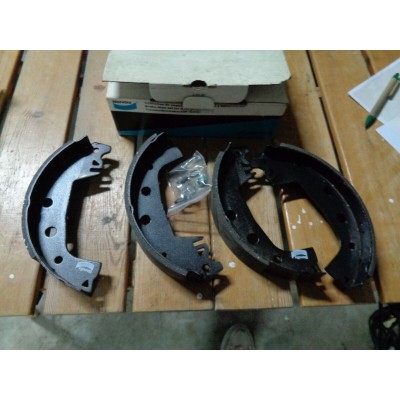 M10465 - KIT SERIE GANASCE FRENI 325595 PEUGEOT 204 304 RENAULT R4