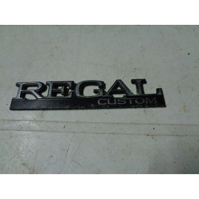 M7138 XX - LOGO STEMMA EMBLEM EMBLEMA SCRITTA FREGIO BUICK REGAL CUSTOM